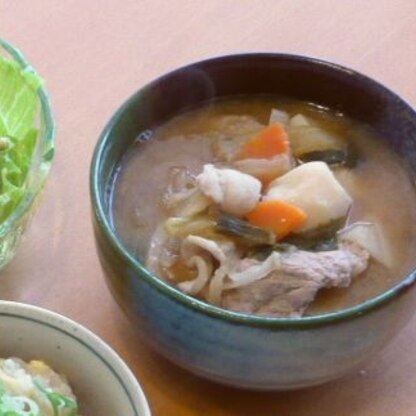 里芋をもらったので、作りました♪
冷蔵庫にある野菜で作ったので、材料はちょっと違うのですが･･･
今からの季節にあったか料理はぴったりですね♪